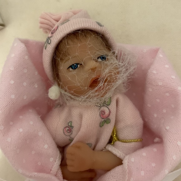 ASHTON DRAKE GALLERIES “ HEAVENLY HANDFULS “ SERIES:HAND FULL OF JOY 5” MINI - Picture 5 of 8